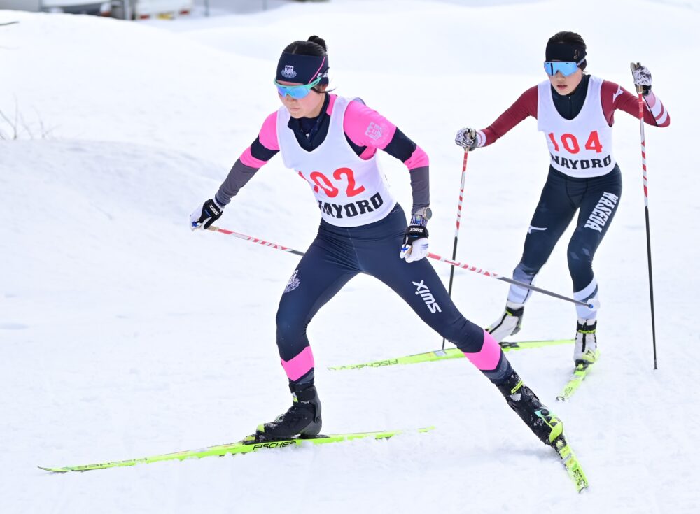 斜面を駆け上がる畠山（左）